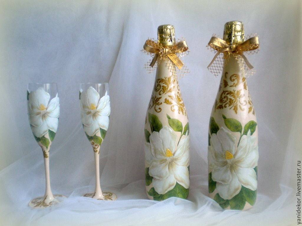 Декупаж бутылки свадебного шампанского, выполненный своими руками