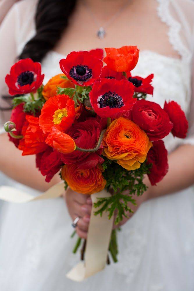 Осенний букет невесты 2020: цветы для свадебной композиции + фото модных вариантов на сентябрь, октябрь и ноябрь