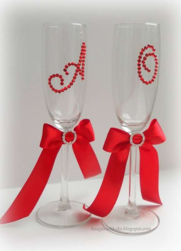 Свадебные бокалы в красном и бело-красном декоре – как сделать красивые фужеры своими руками