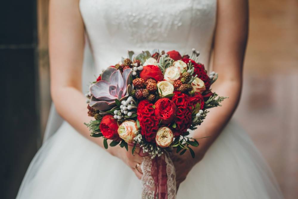 Красно-белый букет невесты: идеи и фото композиций с розовыми цветами роз, каллами ярких цветов, фрезиями в классических тонах