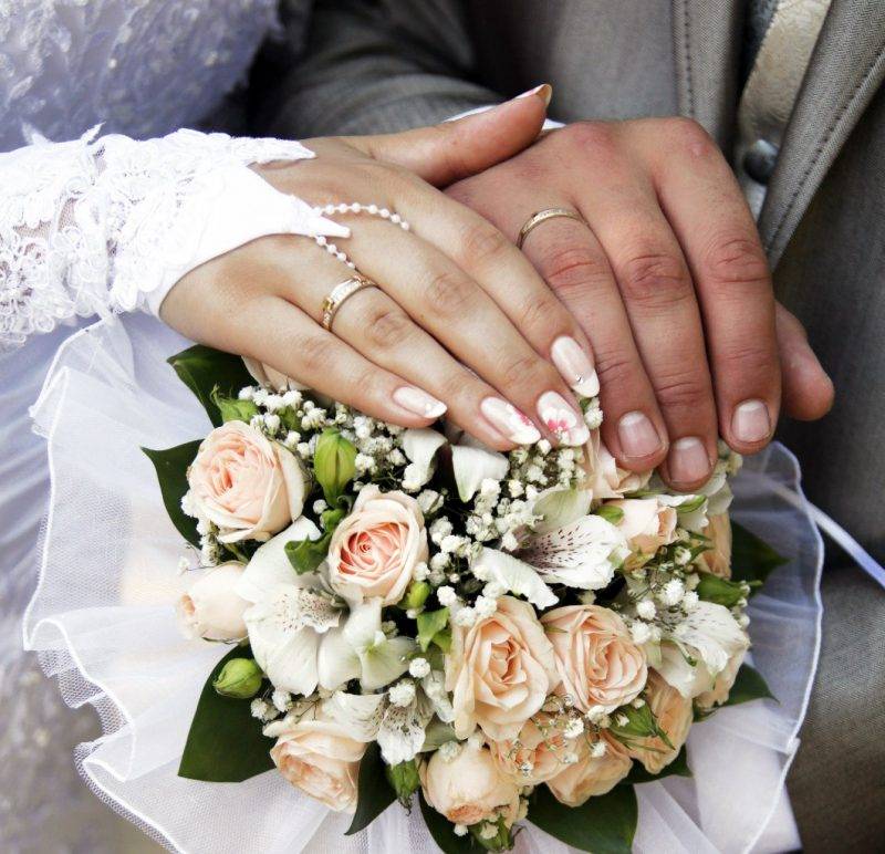 Варианты свадебного маникюра для невесты в 2021 году