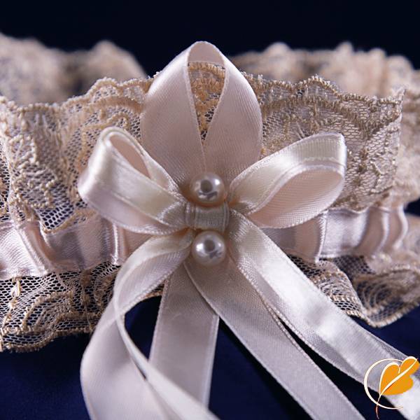 Красивый аксессуар – подвязка невесты: связанные с ней традиции и приметы