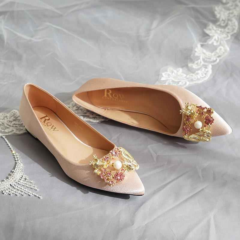 Правильно подобранные свадебные туфли на низком каблуке – это залог красивого образа невесты. фото и советы