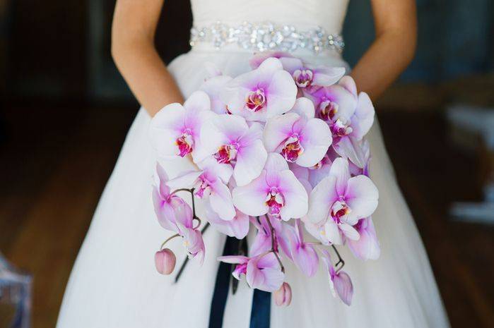 Необычный букет невесты из орхидей