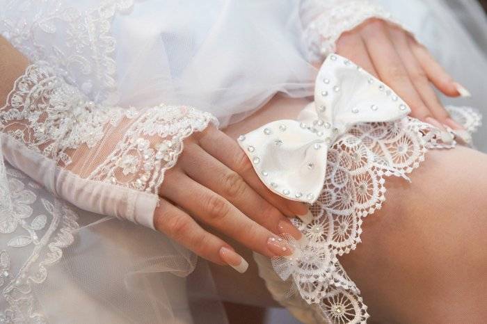 Сколько подвязок должно быть у невесты в [2019] на свадьбе? – традиции & особенности аксессуара