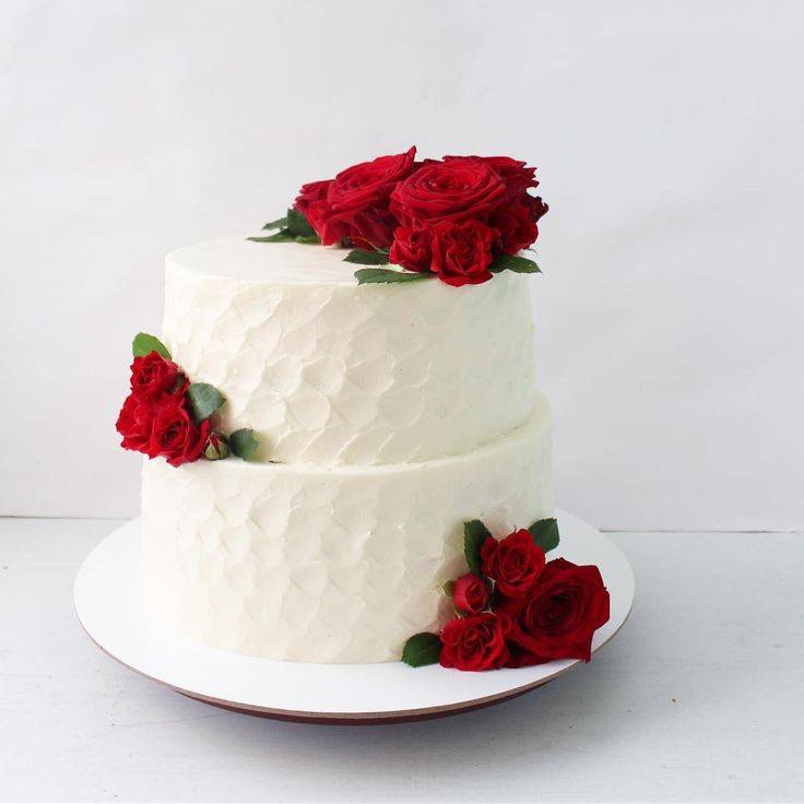 Красно-белый свадебный торт из мастики с розами