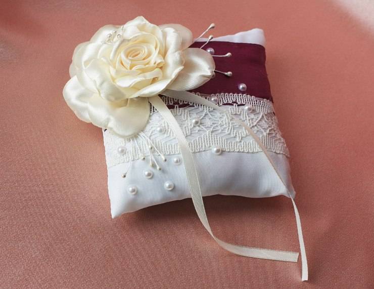 Подушка для колец на свадьбу своими руками. какую форму и материал выбрать?