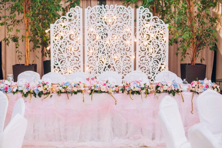 Варианты и правила формления свадебного стола жениха и невесты