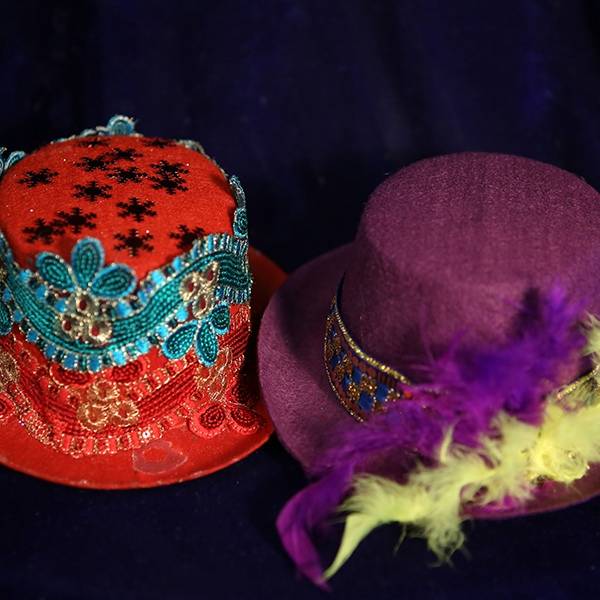 Больше двух говорят вслух – конкурс «шляпа» на свадьбу: читаем мысли гостей