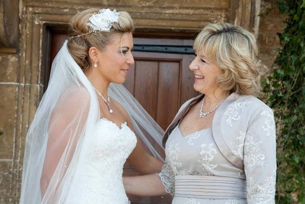 Прическа на свадьбу: правила выбора для невесты, свидетельницы и мамы