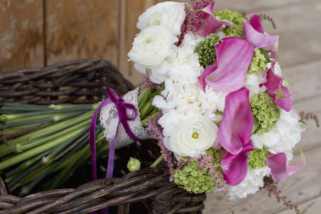 Букет невесты из пионов с фото: нежный, маленький или яркий с красными, белыми, розовыми, бордовыми, фиолетовыми бутонами, свадебные композиции с фрезиями, зеленью