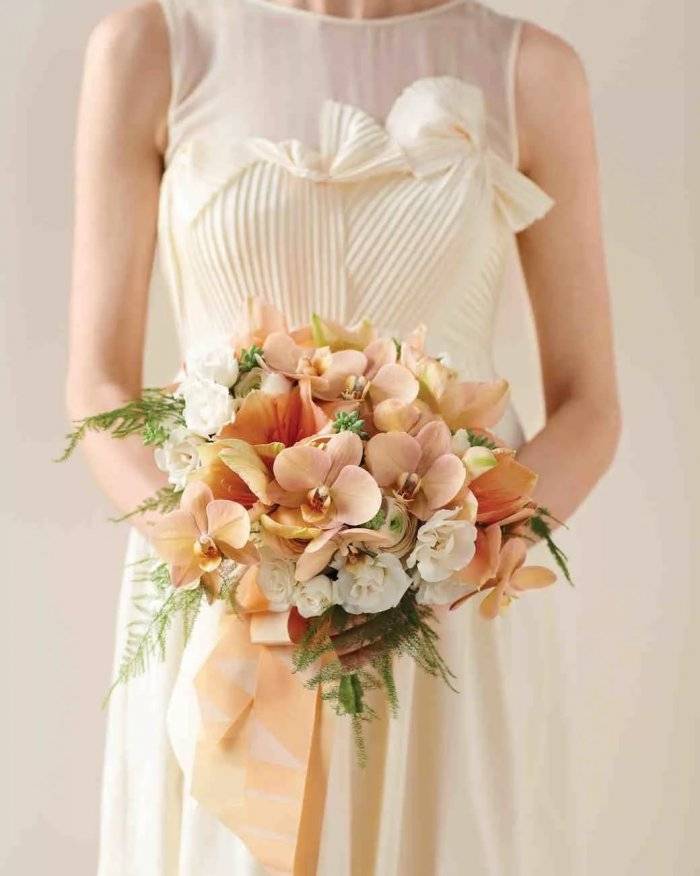 Персиковое свадебное платье: символика, фасоны, аксессуары