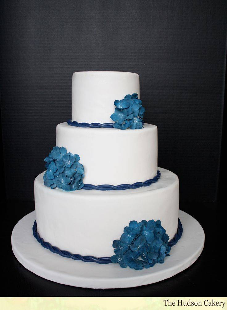 Небесно-голубой тортик ко дню рождения: готовим бисквитный десерт, который впечатлит ваших гостей