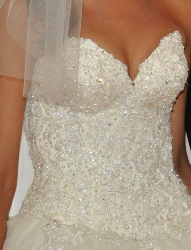 Изысканное платье невесты с жемчугом