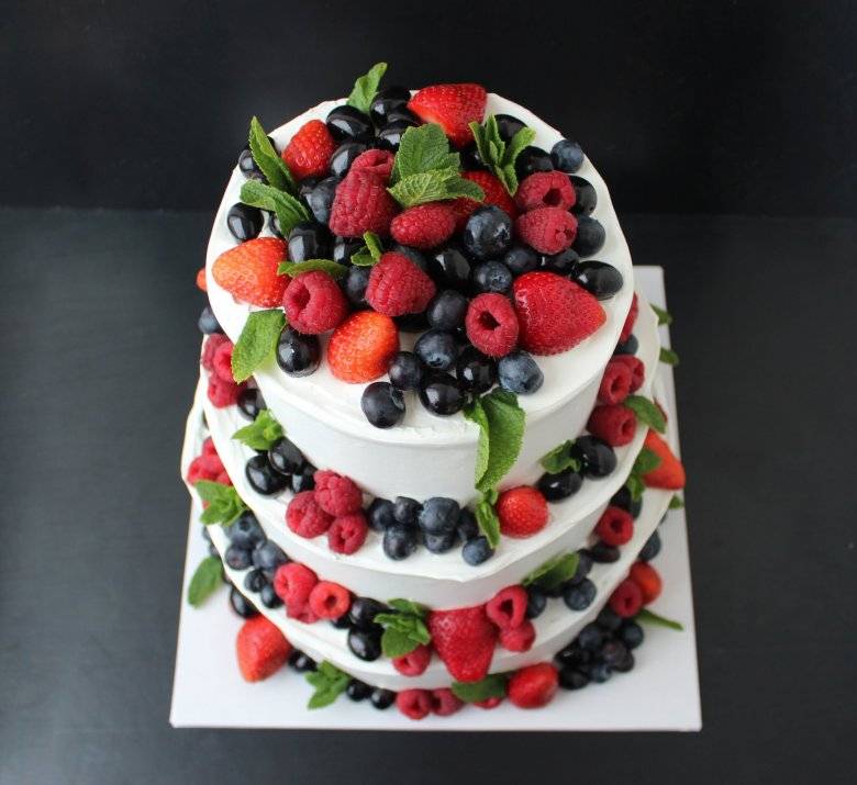 Десерт с фруктами и ягодами, которому нечего скрывать – голый свадебный торт: как его украсить