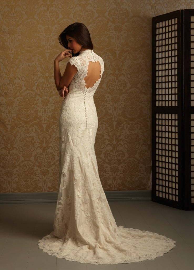 Свадебное платье – прямое с открытой спиной и шлейфом