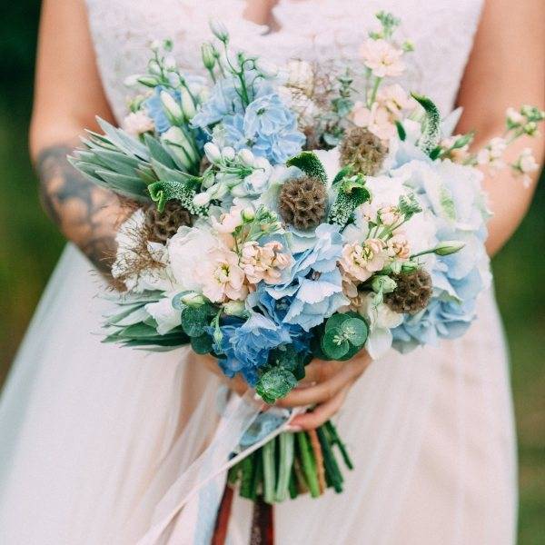 В оттенках удачи: из каких цветов составляют синий букет невесты