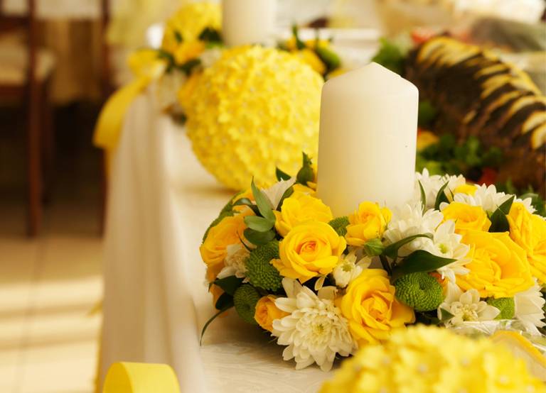 Свадьба в желтом цвете – оформление зала? в стиле [2019], наряды жениха и невесты, приметы, украшение пригласительных, аксессуары