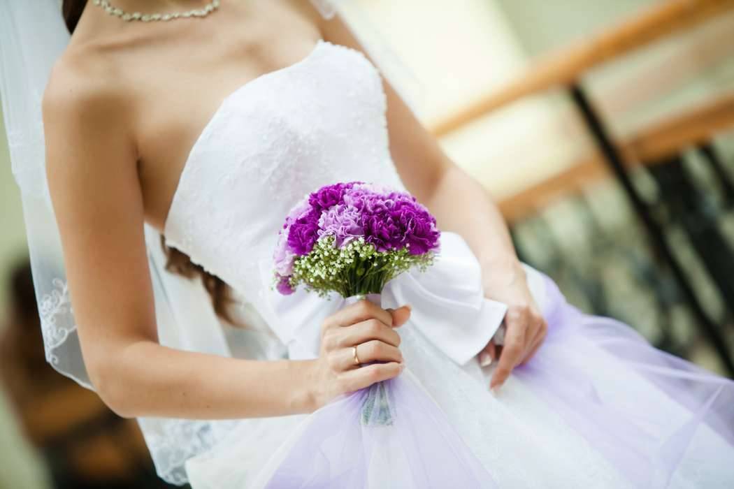 Изящно и стильно – фиолетовый букет невесты: фото красивых свадебных композиций