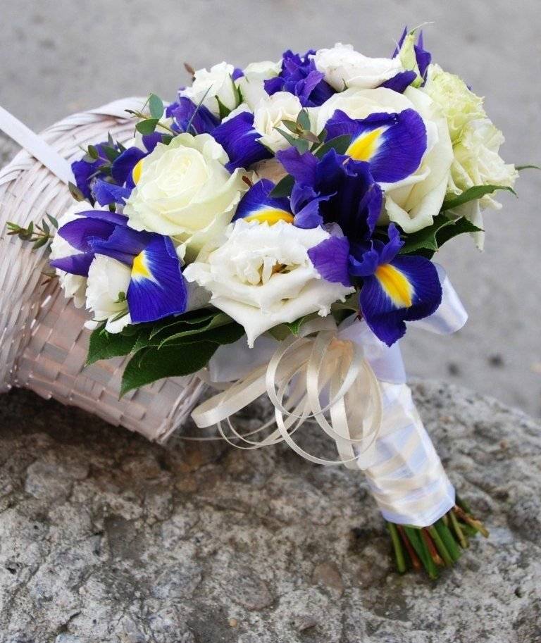 Свадебный букет из ирисов: с хризантемой, белыми тюльпанами и розами – фото