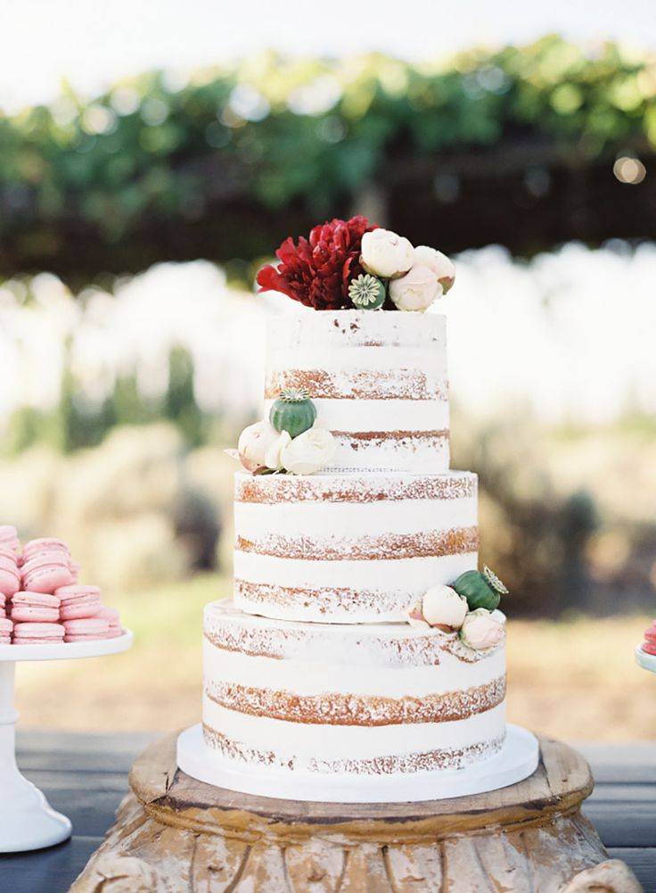 Воздушная романтика – розовый свадебный торт с белыми оттенками