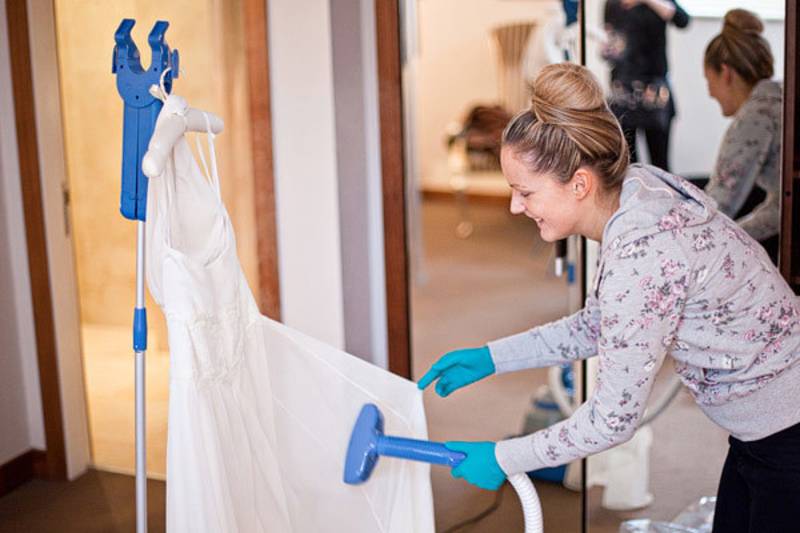 Советы и хитрости, как почистить свадебное платье в домашних условиях от пятен и чужой энергетики