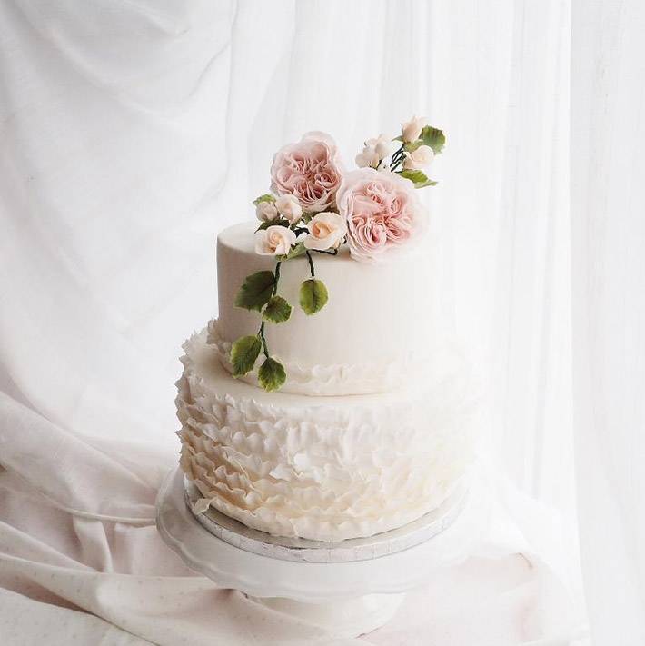 Красивый и вкусный свадебный торт «красный бархат» с белыми оттенками