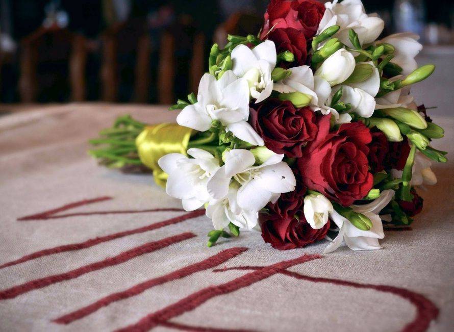 Как составить свадебный букет невесты из фрезий
