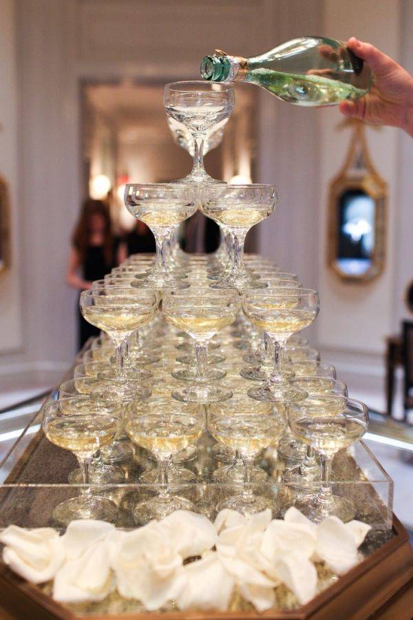 Как построить башню из шампанского: пошаговое руководство