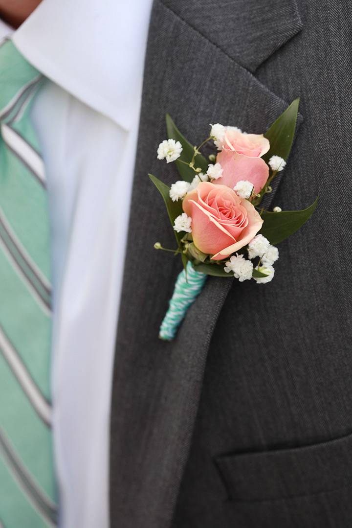 Бутоньерка на руке невесты — необходимый элемент или безделушка?