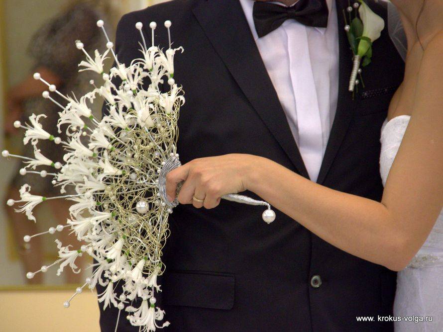 Красивые варианты, как оформить свадебный букет своими руками