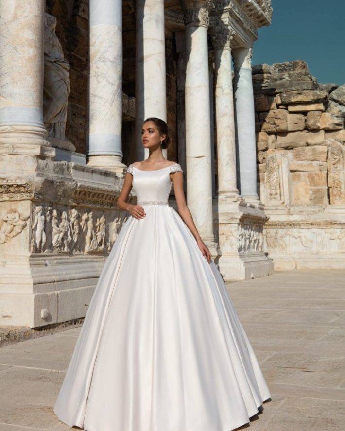 Само совершенство: стилисты раскрывают секрет успеха свадебного платья а-силуэта