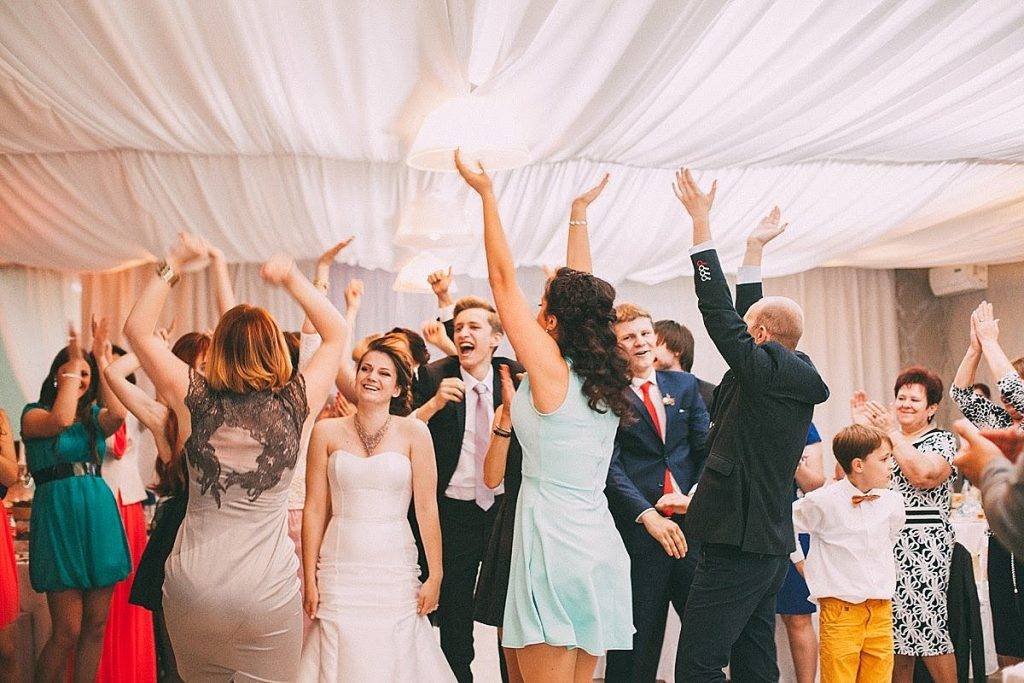 Застольные конкурсы на свадьбу: смешные и современные идеи