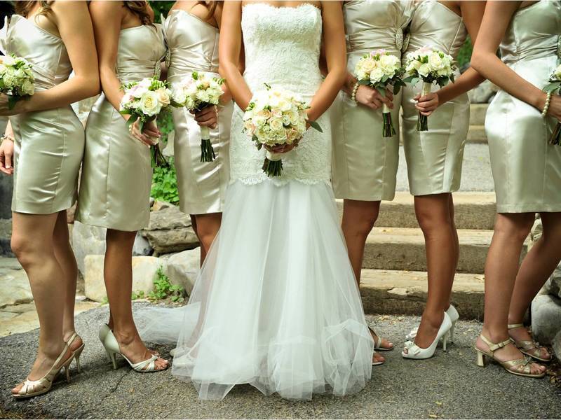 Платья цвета шампань, фото модных образов на свадьбу и на каждый день
