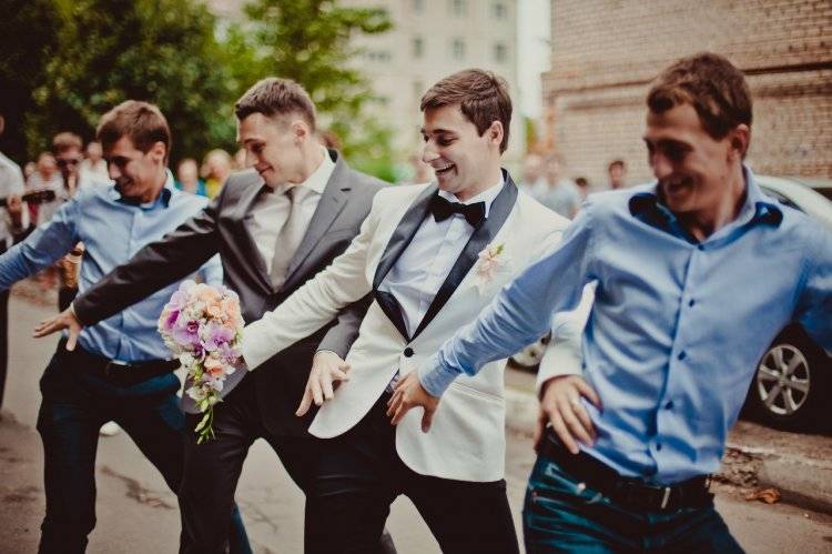 5 причин позвать на свадьбу всех друзей жениха: почему вашему любимому нужна команда