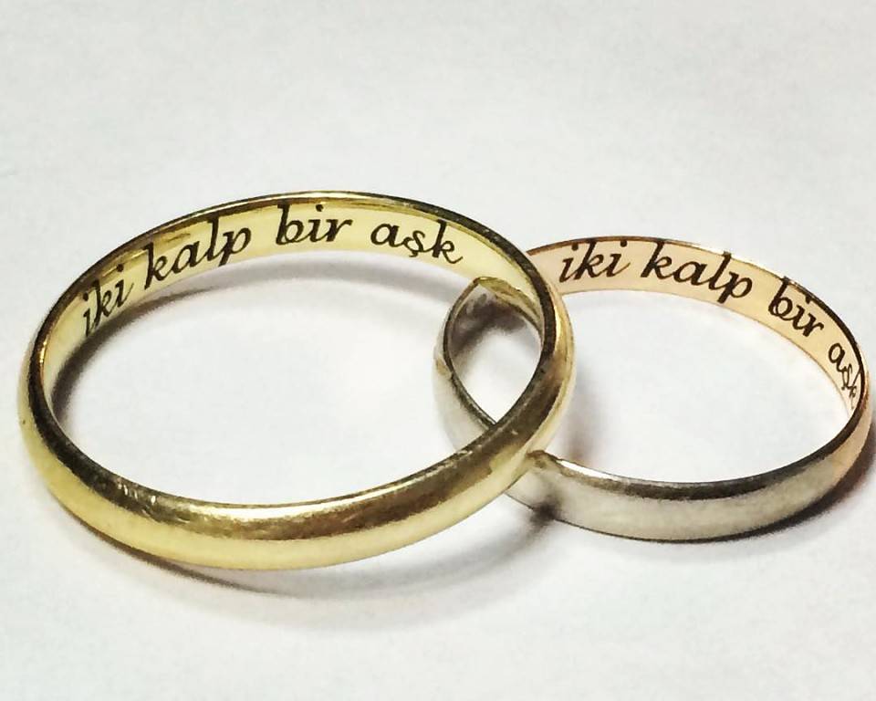 Гравировка на обручальных кольцах: надписи и фразы. что написать на свадебных кольцах? - фото и идеи