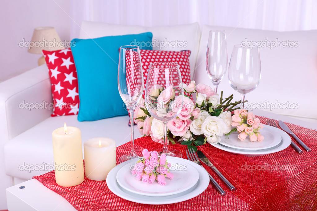 Оформление и украшение стола на свадьбу свечами, посудой и цветами