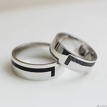 Для тех, кто в тренде – обручальные кольца с эмалью: фото красивых украшений