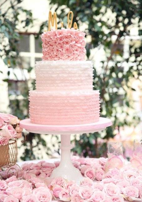 Цветные свадебные торты: необычные расцветки и идеи