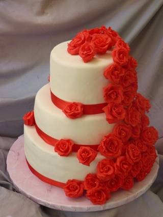 ᐉ красно-белый свадебный торт с розами, мастикой, кремом - ➡ danilov-studio.ru