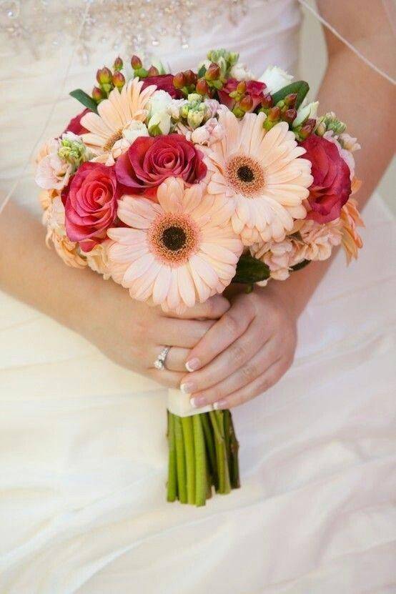Букет невесты дублер на свадьбу: зачем нужен дубликат, как сделать его своими руками из цветов и из атласных лент, плюсы муляжей из фоамирана и ткани + фото