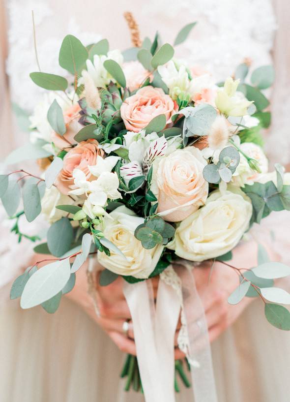 Букет невесты из кремовых роз: нежность и сдержанность – примеры композиций на фото