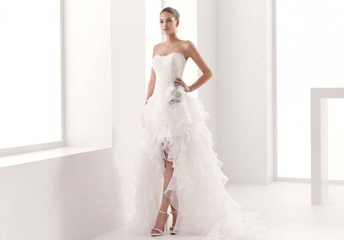 Альтернатива классике – свадебные платья с коротким передом и длинной задней частью