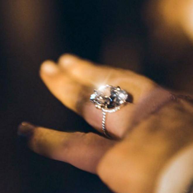 Обручальные кольца «американка» с камнями? в [2019] — фото на руке