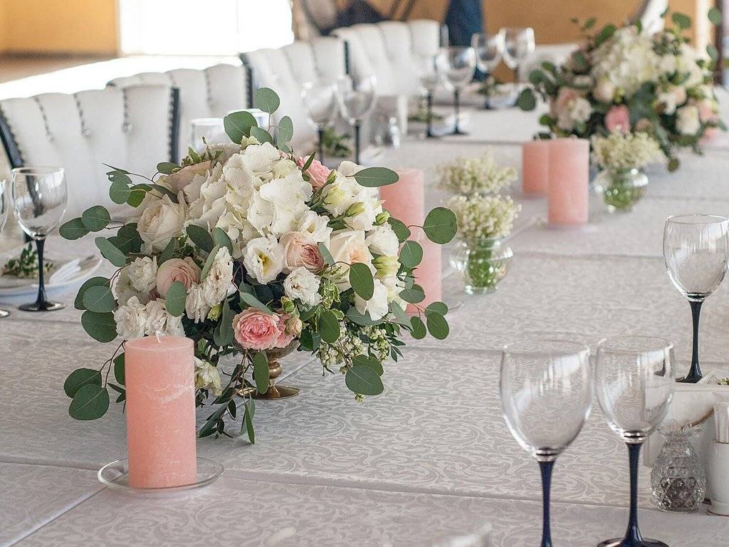 Цветы на свадебном столе молодоженов и гостей - варианты оформления и размещения, фото
