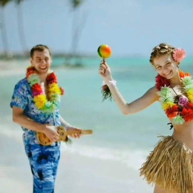 Беззаботная вечеринка – свадьба в гавайском стиле: советы по оформлению с фото