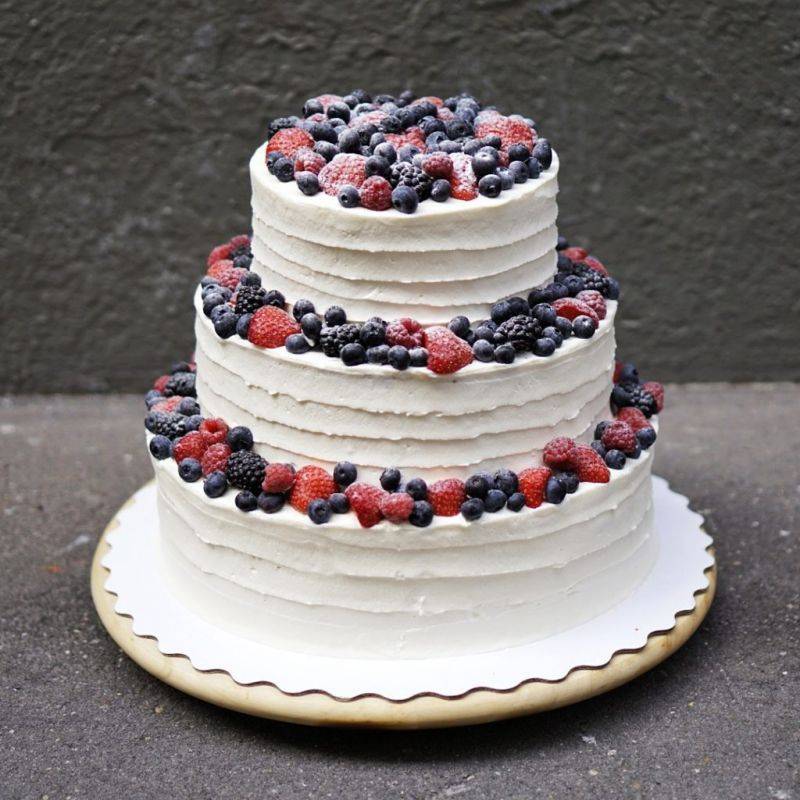 Свадебный торт сиреневый? в тренде [2019] – фото с фруктами & белой мастикой