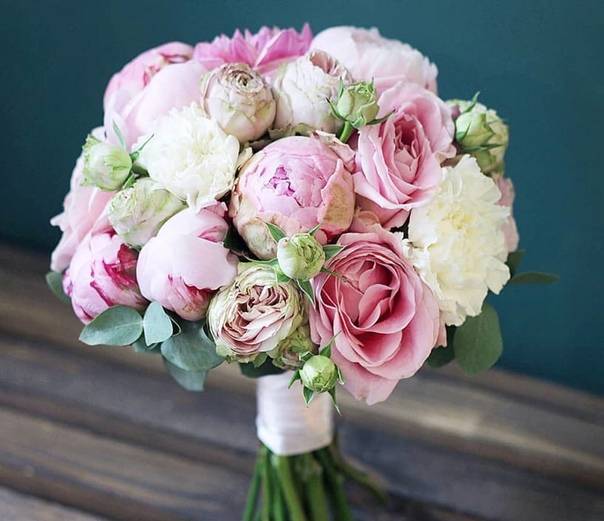 Свадебный букет из пионовидных роз – фото: гармоничные сочетания цветов