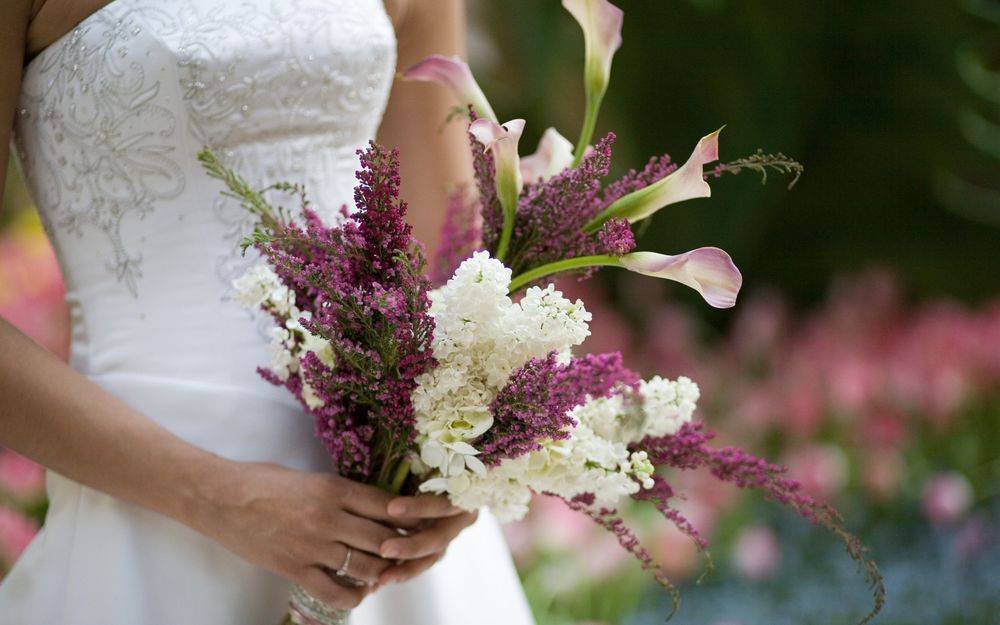 Букет невесты из кремовых роз ? на свадьбу в тренде [2019]: фото & полезные советы