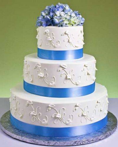 ᐉ свадебный голубой торт с цветами, фигурками, ягодами - svadebniy-mir.su